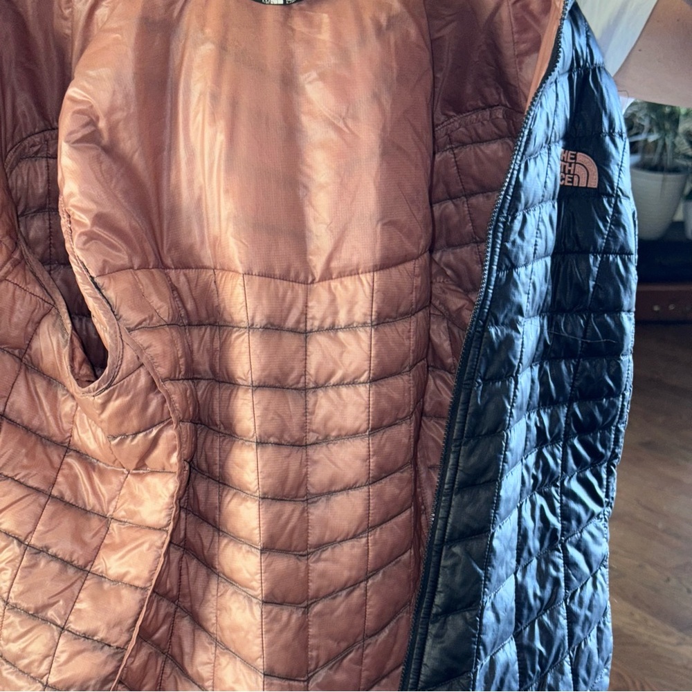 The North Face Women's Shiny Quilted Thermoball Puffer Jacket - Picture 4 of 7